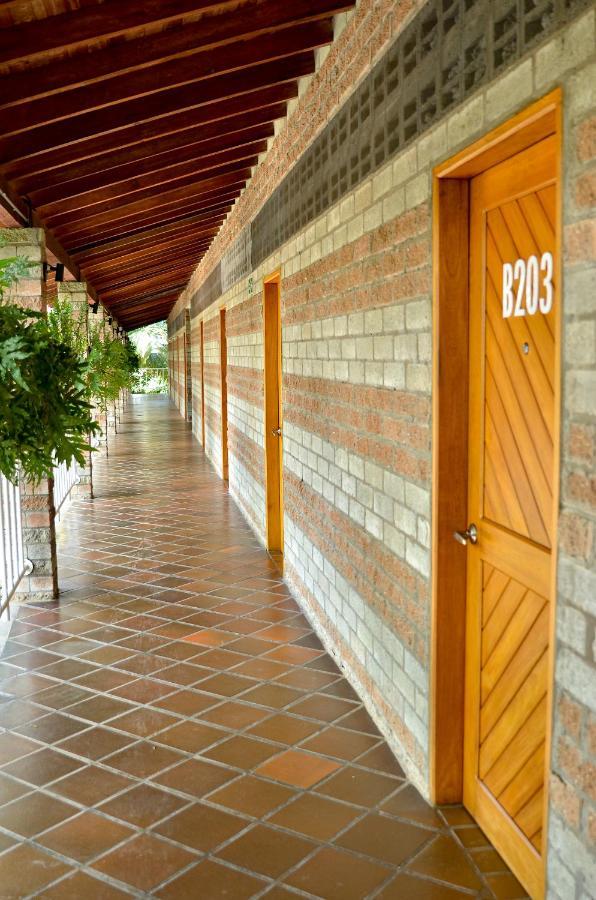 Hosteria Horizontes Caucasia Εξωτερικό φωτογραφία